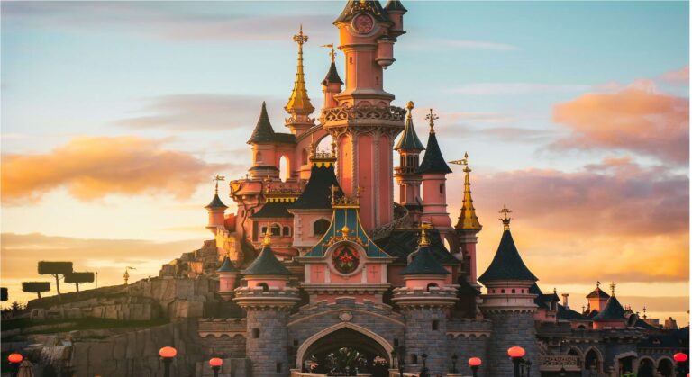 Disneyland Paris aratohu haere