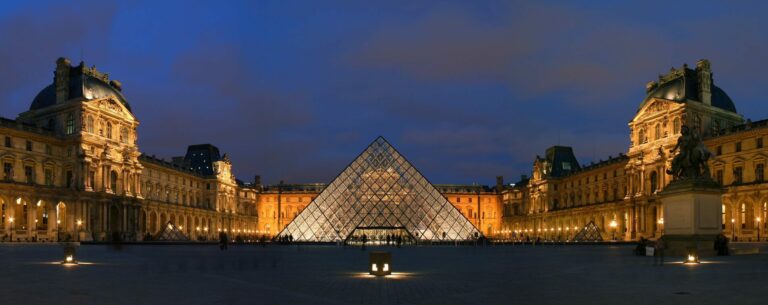 Louvre í París, Frakklandi