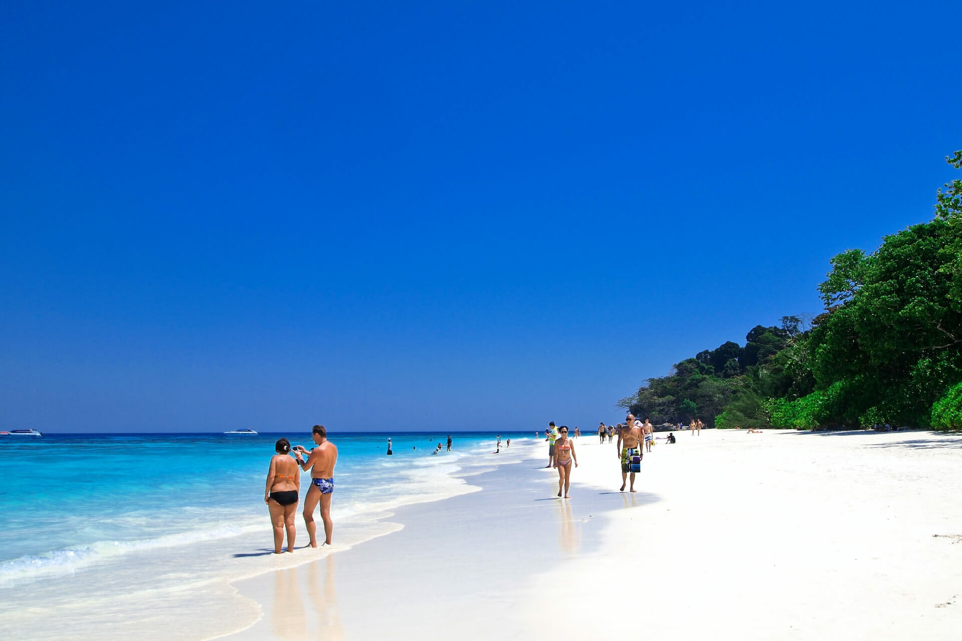 15 Tempat yang Harus Dikunjungi bagi Pecinta Pantai