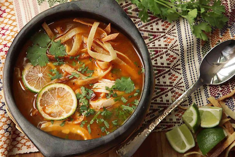 Chichen Itza-da yemək üçün ən yaxşı yerli yeməklər - Sopa de Lima