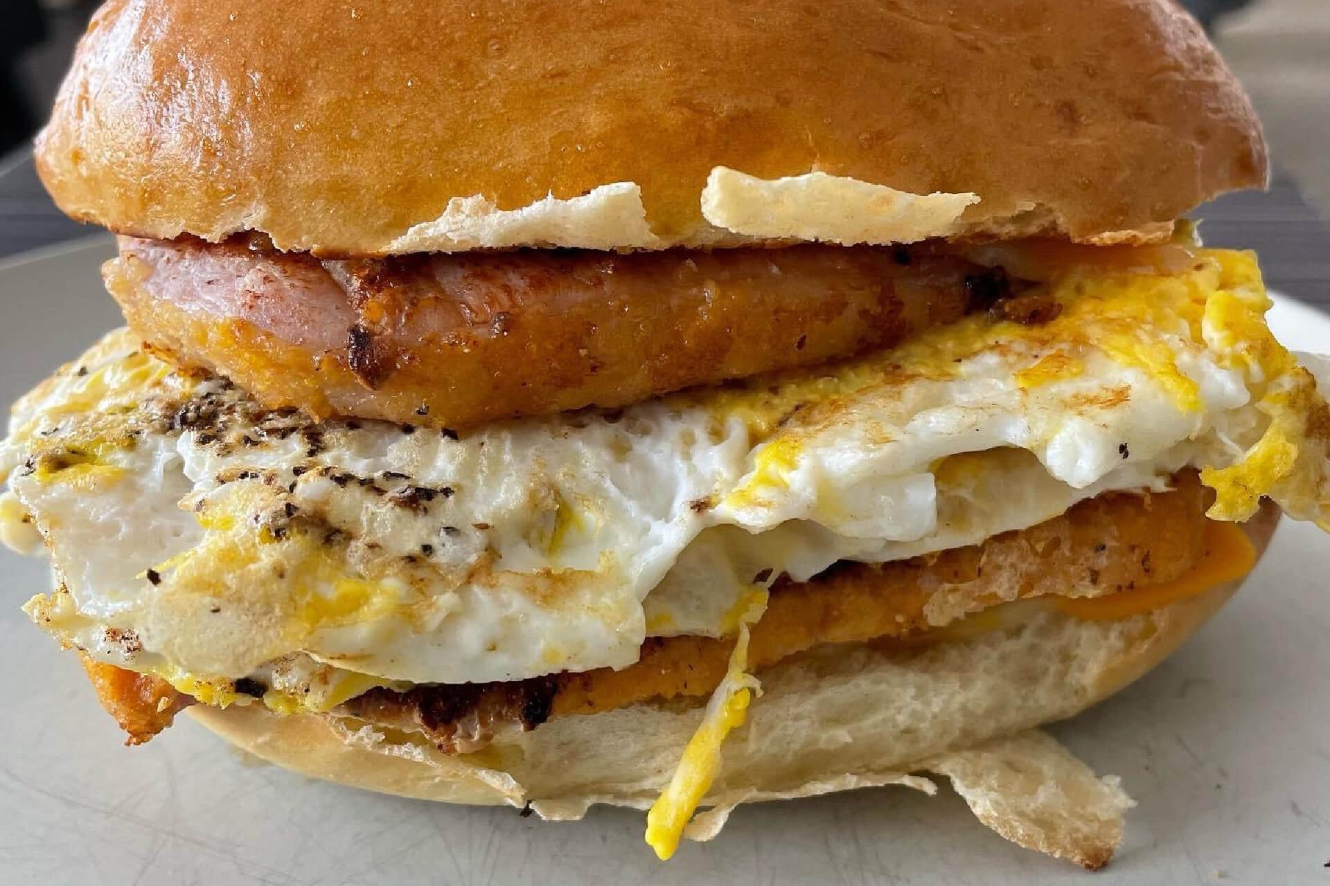 ʻO nā meaʻai kūloko maikaʻi loa e ʻai ai ma Toronto - Peameal Bacon Sandwich